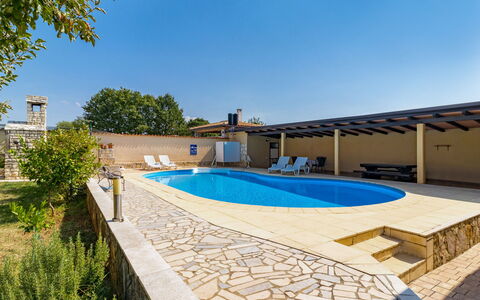 Dika: L'Eau, Ciel, Plante, Propriété, Bâtiment, Piscine, Bleu Azur, Arbre, Ombre, Loisir