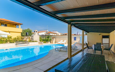 Dika: L'Eau, Propriété, Plante, Piscine, Ombre, Balancelle, Bleu Azur, Ciel, Mobilier De Jardin, Fenêtre