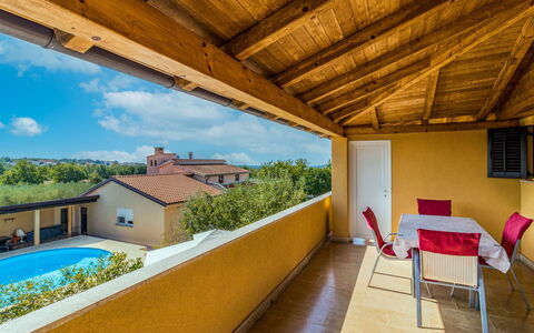 Dika: Bâtiment, Nuage, Fenêtre, Plante, Ciel, Bois, Ombre, Chaise, Arbre, Chalet