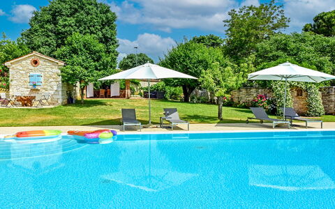 Mirta: L'Eau, Nuage, Ciel, Plante, Propriété, Piscine, Bâtiment, Chaise, Bleu, Bleu Azur