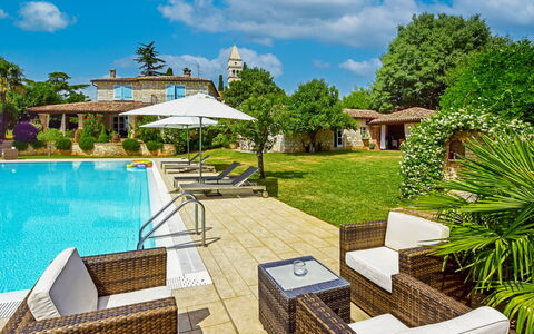 Mirta: Nuage, Ciel, Plante, Propriété, L'Eau, Bâtiment, Arbre, Mobilier De Jardin, Piscine, Ombre