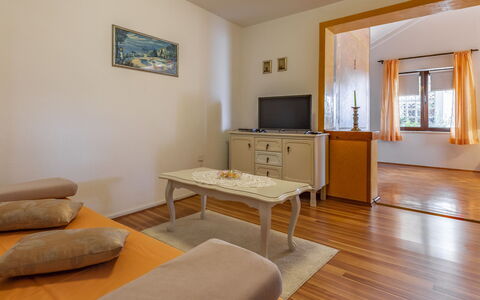 Vladimir: Table, Propriété, Meubles, Canapé, Cabinetry, Bois, Design Intérieur, Salon, Confort, Sol