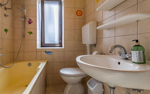Vladimir: Robinet, Luminaire Plomberie, Évier, Lavabo, Propriété, Vert, Miroir, Salle De Bains, Violet, Design Intérieur