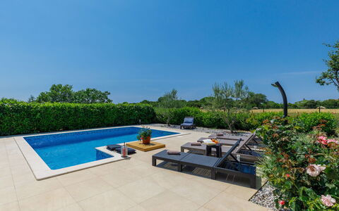 Paula: Plante, Ciel, L'Eau, Piscine, Mobilier De Jardin, Ombre, Rectangle, Design Urbain, Herbe, Loisir