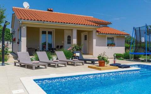 Paula: L'Eau, Plante, Ciel, Bâtiment, Propriété, Fenêtre, Piscine, Bleu Azur, Porte, Ombre