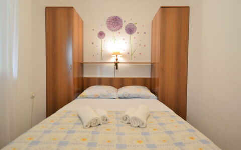 Gloria: Bâtiment, Meubles, Confort, Textile, Éclairage, Bois, Design Intérieur, Cabinetry, Lit, Sol