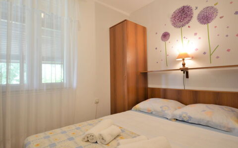 Gloria: Meubles, Propriété, Fenêtre, Bâtiment, Confort, Bleu Azur, Bois, Textile, Design Intérieur, Éclairage