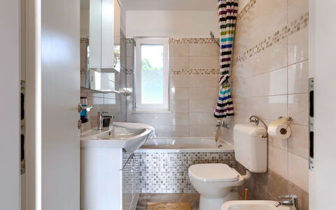 Villa Comottin: Miroir, Robinet, Évier, Luminaire Plomberie, Propriété, Lavabo, Bâtiment, Salle De Bains, Design Intérieur, Violet