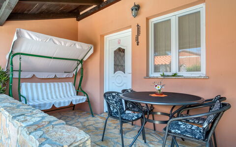 Ana: Propriété, Pièce, Meubles, Bâtiment, Immobilier, Maison, Design Intérieur, Domicile, Table, Porche