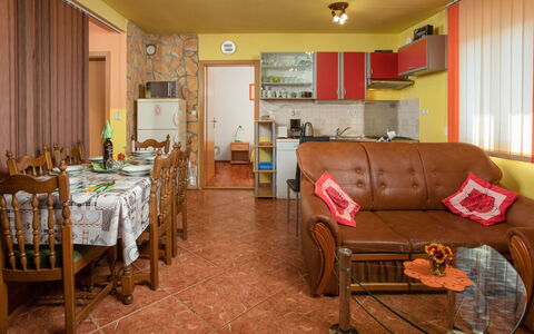 Ana: Pièce, Propriété, Meubles, Bâtiment, Salon, Sol, Jaune, Design Intérieur, Maison, Immobilier