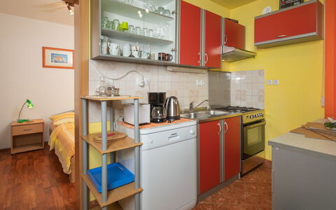Ana: Cabinetry, Propriété, Comptoir, Appareil De Cuisine, Cuisinière, Cuisine, Électroménager, Bois, Bâtiment, Sol