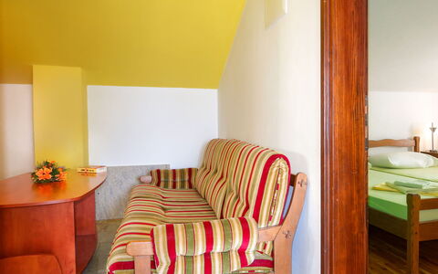 Blekic: Pièce, Meubles, Lit, Propriété, Chambre, Orange, Design Intérieur, Sol, Jaune, Mur