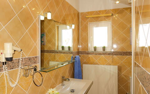 Blekic: Salle De Bains, Pièce, Propriété, Design Intérieur, Tuile, Jaune, Bâtiment, Mur, Architecture, Immobilier