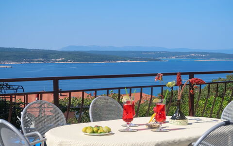 Rea: L'Eau, Ciel, Table, Vaisselle, Meubles, Propriété, Chaise, Bâtiment, Bleu Azur, Mobilier De Jardin