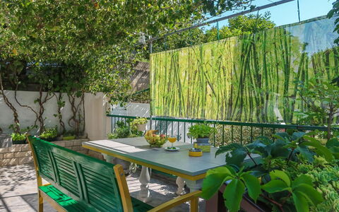 Rea: Plante, Table, Meubles, Mobilier De Jardin, Tableau De Plein Air, Végétation, Design Intérieur, Bois, Ombre, Arbre