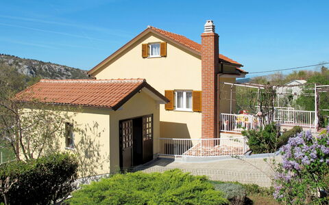 Stella: Plante, Bâtiment, Ciel, Fenêtre, Propriété, Maison, Arbre, Lot Terre, Chalet, Quartier