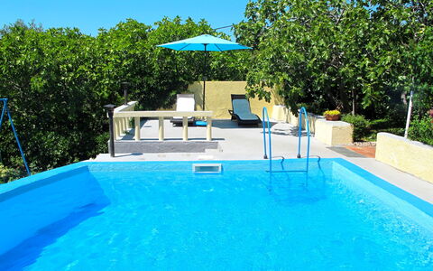 Stella: L'Eau, Plante, Propriété, Piscine, Bleu Azur, Bleu, Ombre, Arbre, Ciel, Mobilier De Jardin