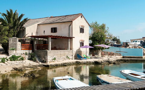 Delfar: L'Eau, Ciel, Plante, Ressources En Eau, Bâtiment, Fenêtre, Bleu Azur, Arbre, Maison, Lac
