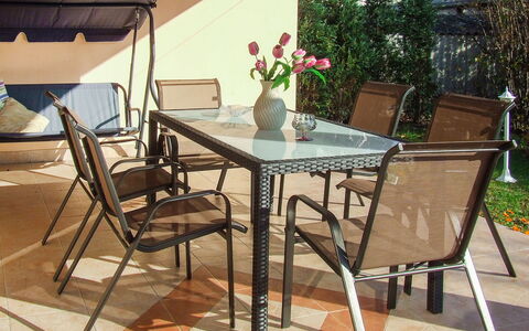 Boros: Meubles, Table, Le Fer, Chaise, Tableau De Plein Air, Propriété, Patio, Pièce, Table Cuisine Et Salle A Manger, Chaise Pliante