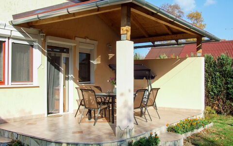 Boros: Plante, Bâtiment, Propriété, Fenêtre, Ciel, Ombre, Bois, Maison, Porche, Chalet