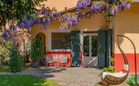Dimora Berchiatti: Plante, Bâtiment, Propriété, Fenêtre, Fleur, Porte, Violet, Maison, Herbe, Mur