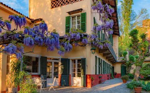 Dimora Berchiatti: Plante, Bâtiment, Propriété, Fenêtre, Ciel, Bleu, Bleu Azur, Violet, Fleur, Pot De Fleur