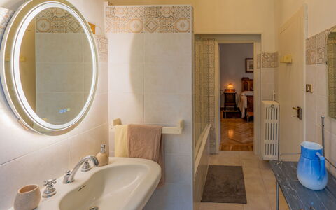 Dimora Berchiatti: Miroir, Robinet, Luminaire Plomberie, Évier, Bâtiment, Bleu, Baignoire, Salle De Bains, Bois, Sol