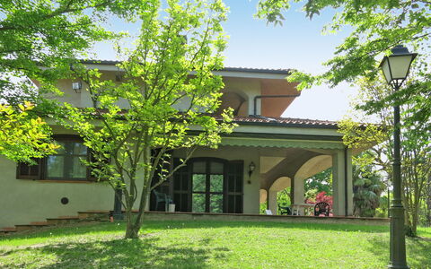 Culla di Stelle: Plante, Bâtiment, Ciel, Éclairage Public, Arbre, Fenêtre, Ombre, Lot Terre, Végétation, Herbe