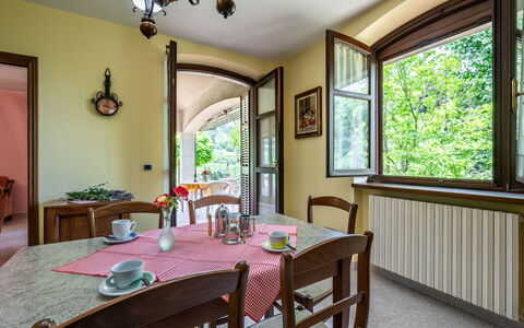 Culla di Stelle: Table, Meubles, Propriété, Cadre, Fenêtre, Chaise, Bois, Éclairage, Design Intérieur