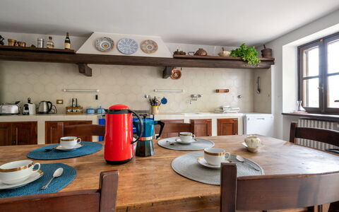 Giorgio Winery: Table, Meubles, Vaisselle, Cabinetry, Bâtiment, Fenêtre, Comptoir, Appareil De Cuisine, Cuisine, Bois