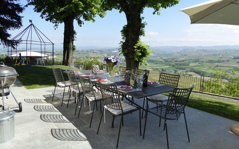 Villa Loreto: Ciel, Plante, Propriété, Table, Meubles, Chaise, Ombre, Bâtiment, Arbre, Tableau De Plein Air