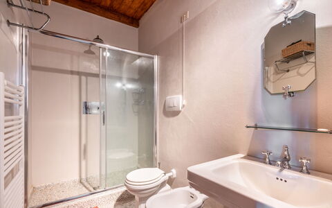Bric del Vento: Miroir, Robinet, Luminaire Plomberie, Propriété, Évier, Salle De Bains, Lavabo, Tete De Douche, Design Intérieur, Éclairage