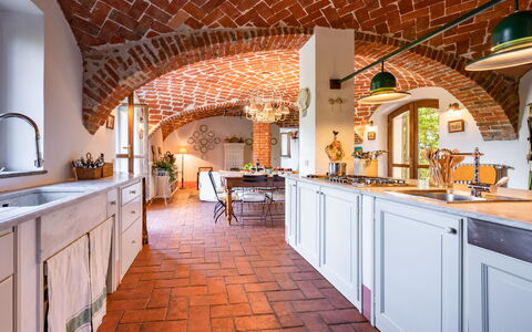 Bric del Vento: Comptoir, Cabinetry, Propriété, Bois, Cuisine, Design Intérieur, Éclairage, Orange, Bâtiment, Architecture