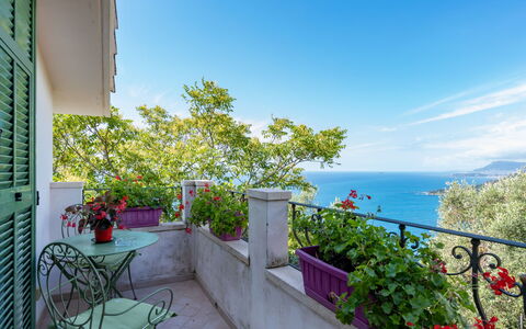 Villa Ginestra: Propriété, Bleu, Immobilier, Balcon, Maison, Bâtiment, Ciel, Bleu Azur, Vacances, Mer