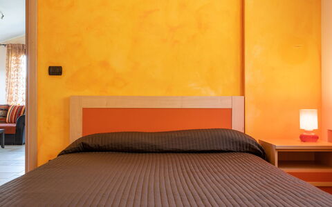 Villa Ginestra: Meubles, Lit, Chambre, Pièce, Orange, Propriété, Cadre De Lit, Design Intérieur, Mur, Jaune