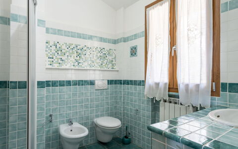Villa Ginestra: Salle De Bains, Propriété, Pièce, Tuile, Design Intérieur, Bâtiment, Architecture, Sol, Immobilier, Luminaire Plomberie