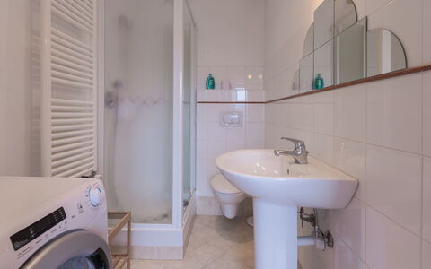 Lorenzo: Miroir, Robinet, Buanderie, Luminaire Plomberie, Évier, Propriété, Lavabo, Salle De Bains, Violet