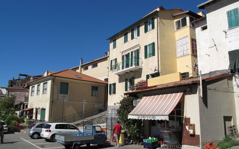 Roma (Slr219): Ciel, Voiture, Plante, Bâtiment, Fenêtre, Roue, Propriété, Véhicule, Maison