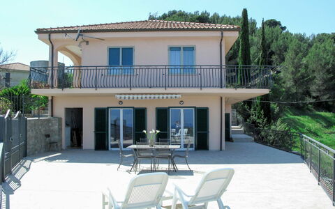 La Pineta (Slr112): Bâtiment, Propriété, Meubles, Fenêtre, Ciel, Chaise, Arbre, Ombre, Architecture, Plante