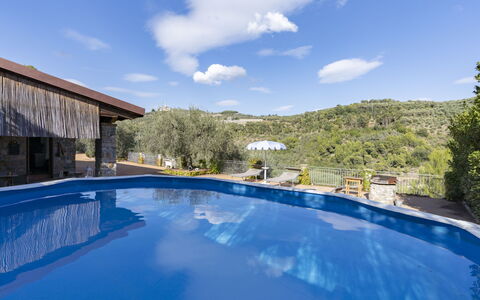 Villa Matisse: L'Eau, Nuage, Ciel, Bâtiment, Piscine, Plante, Bleu Azur, Bleu, Ombre, Maison