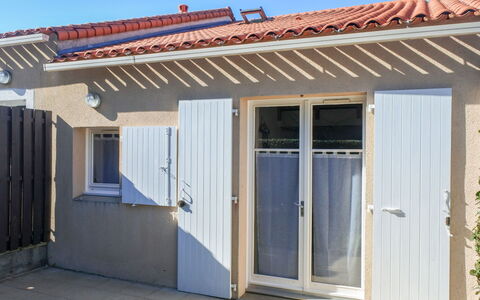 Rivages D'Olonne: Propriété, Ciel, Bleu, Ombre, Porte, Bois, Toit, Façade, Composite