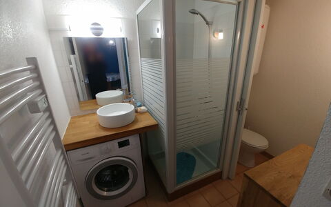 Rivages D'Olonne: Buanderie, Bâtiment, Propriété, Armoire De Toilette, Machine À Laver, Salle De Bains, Évier, Lavabo, Sécheuse