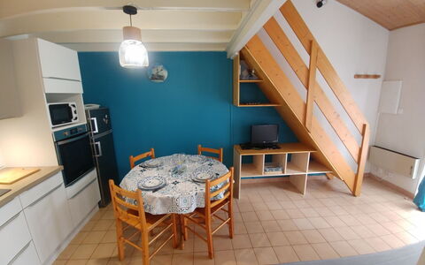 Rivages D'Olonne: Table, Meubles, Propriété, Cabinetry, Bois, Éclairage, Design Intérieur, Comptoir, Sol, Sol