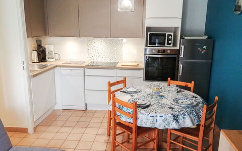 Rivages D'Olonne: Cabinetry, Propriété, Meubles, Comptoir, Appareil De Cuisine, Cuisinière, Bois, Cuisine, Éclairage, Table