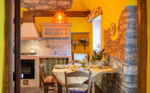 Limone: Ciel, Nuage, Aliments, Plante, Vaisselle, Table, Fenêtre, Montagne, Fruit, Bois