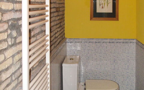 Limone: Salle De Bains, Propriété, Pièce, Toilette, Jaune, Design Intérieur, Tuile, Mur, Architecture, Luminaire Plomberie
