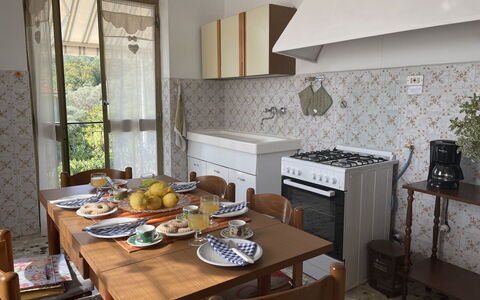 Casa Maria (Dol135): Table, Meubles, Propriété, Vaisselle, Cuisine, Bois, Capot D'Echappement, Comptoir, Cuisinière, Design Intérieur