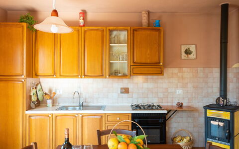 Casa Trinità: Cabinetry, Comptoir, Propriété, Evier, Évier, Cuisine, Appareil De Cuisine, Électroménager, Design Intérieur, Cuisinière