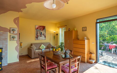 Casa Trinità: Table, Propriété, Plante, Meubles, Chaise, Fenêtre, Vert, Plante D'Appartement, Bois, Design Intérieur