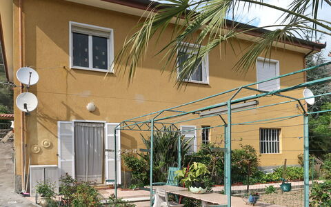 Gialla: Plante, Bâtiment, Fenêtre, Propriété, Ciel, Ombre, Architecture, Quartier, Bois